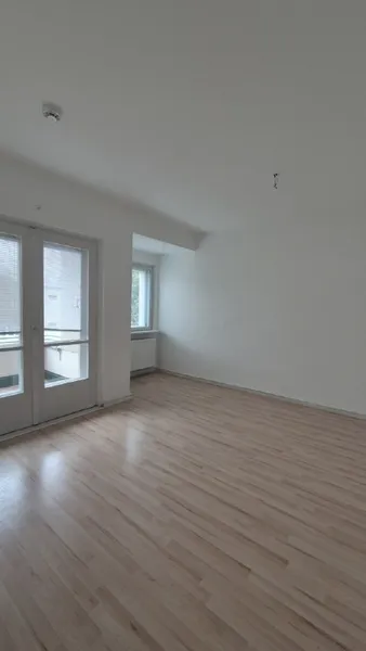 ++ super geschnittene Wohnung mit Balkon und EBK ++ — photo 1